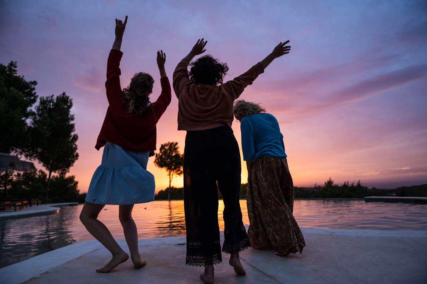 Mensen die samen dansen in het licht van de zonsondergang